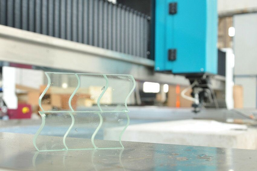 Hochleistungs-Wasserstrahlschneidemaschine, die speziell für Glas entwickelt wurde