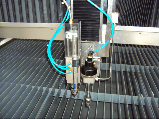Wasserstrahl-Mehrschicht-Materialschneidemaschine mit Wasserstrahl-Bohr-Schneidkopf